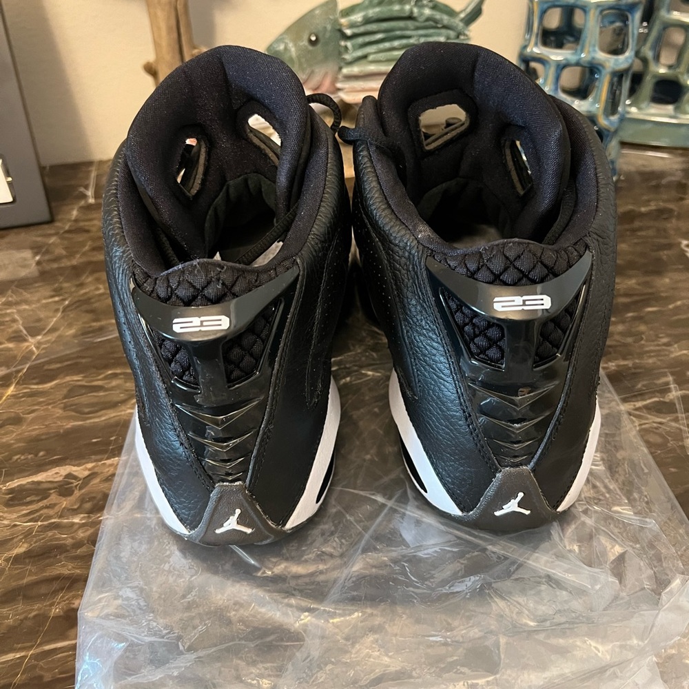 EUC Men Jordan’s 23 Gold and White Tennis Shoes - Picture 6 of 6